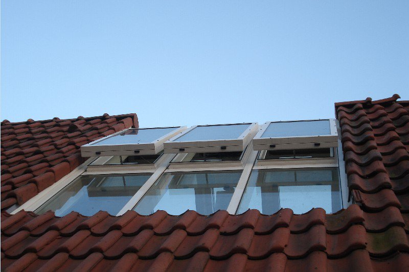 Witte-aluminium-lichtstraat-in-pannen-dak.jpg